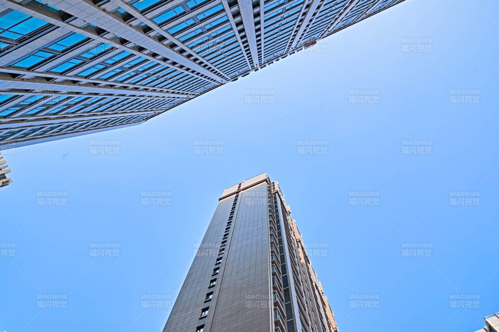 仰視現代建筑辦公樓和局部景觀