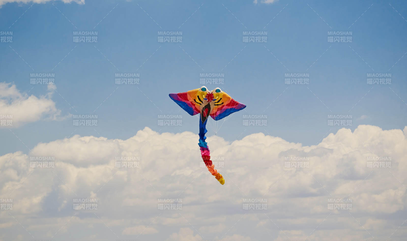 坝上草原风筝节上天空飞舞的风筝图片