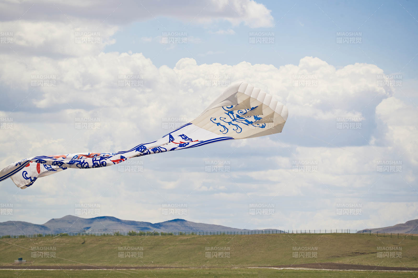 坝上草原风筝节上天空飞舞的风筝图片