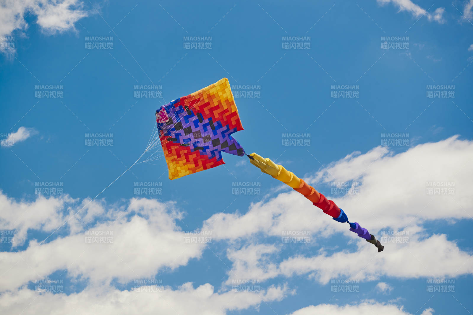 坝上草原风筝节上天空飞舞的风筝