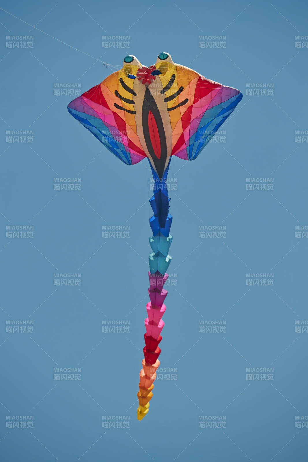 坝上草原风筝节上天空飞舞的风筝