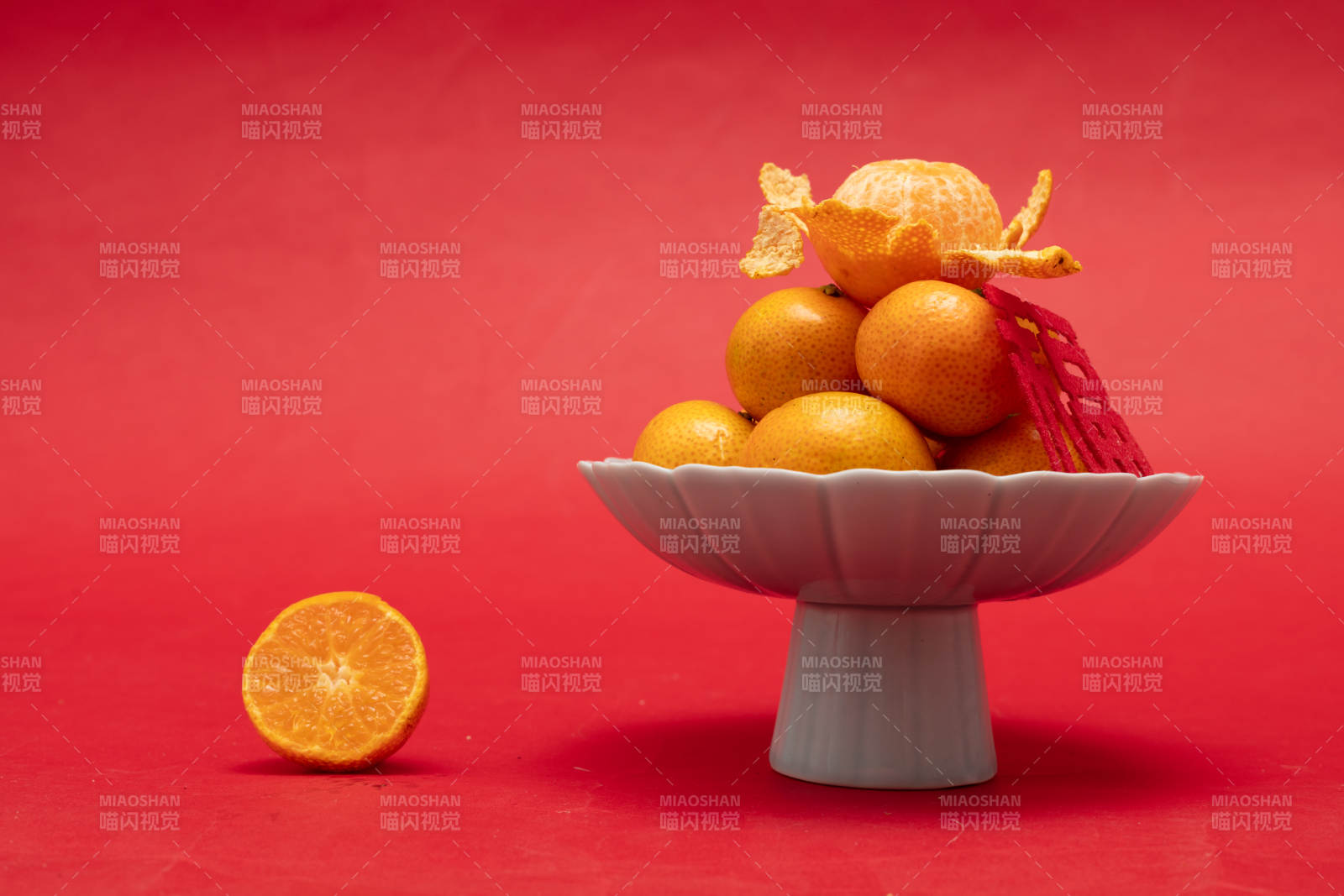 金桔堆盤紅底映