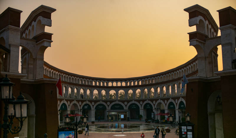 黄昏下的圆形广场