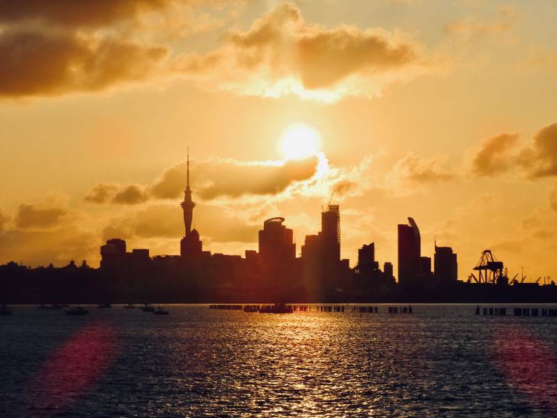 夕阳下的城市剪影