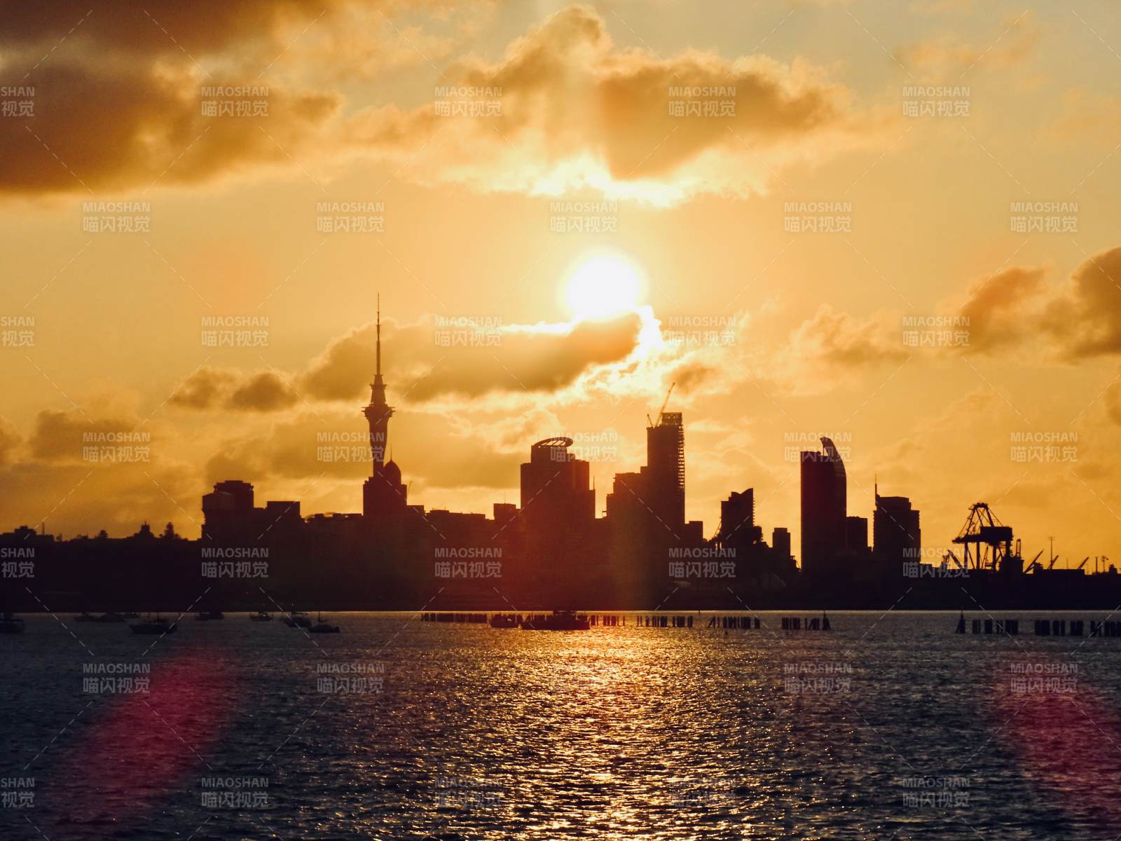 夕阳下的城市剪影