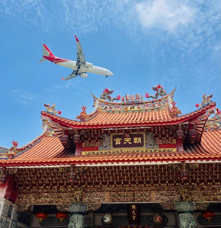 飞机飞过庙宇上空