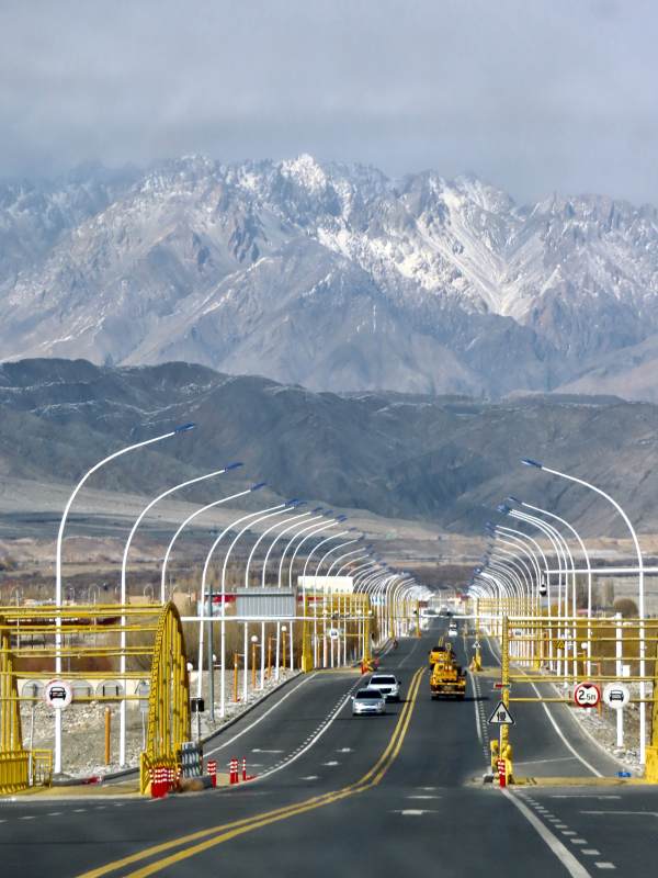 雪山下的公路长廊