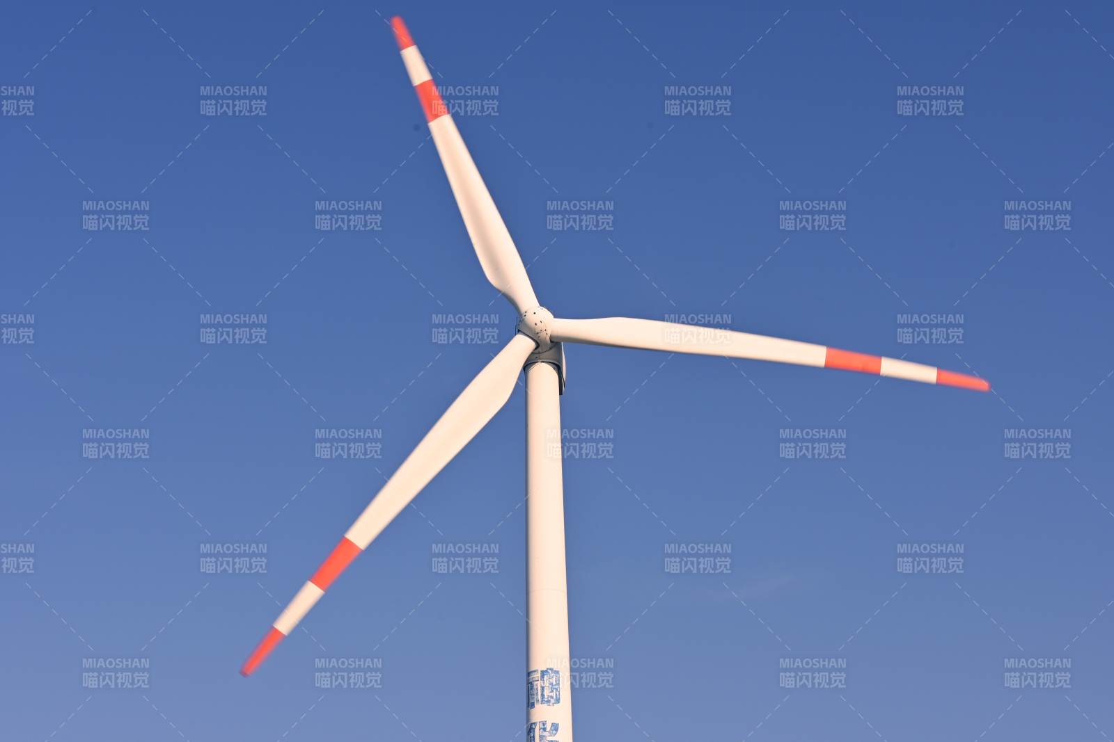 风力发电机蓝天