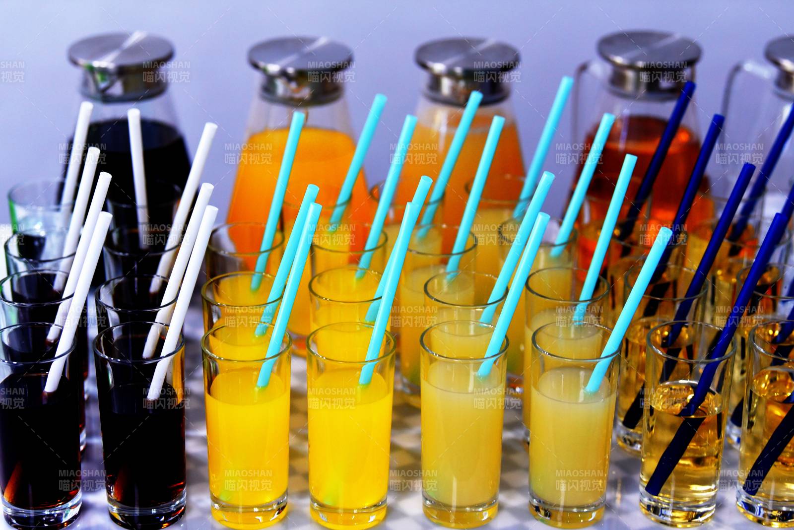 色彩缤纷的饮品展示