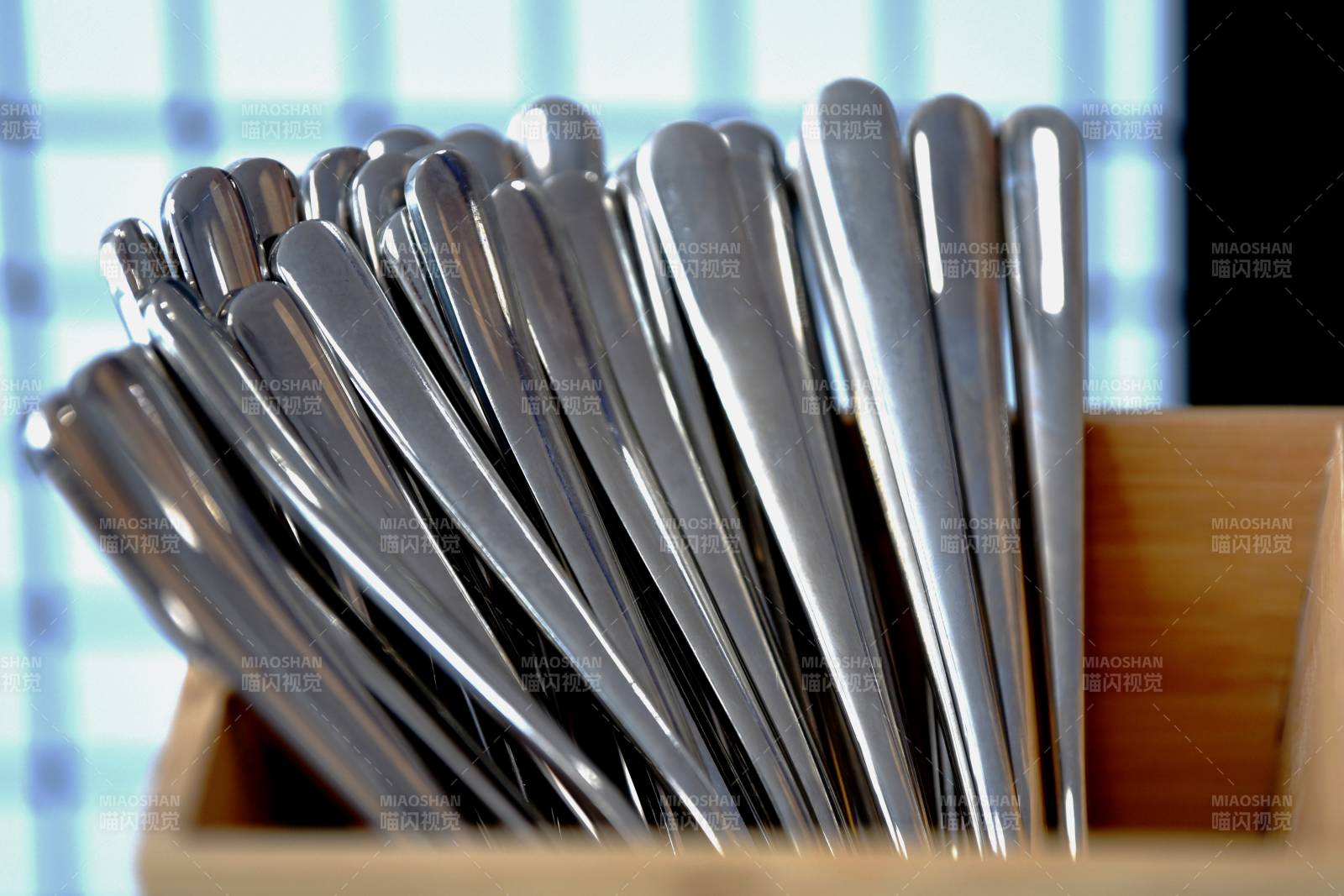 银色餐具整齐排列
