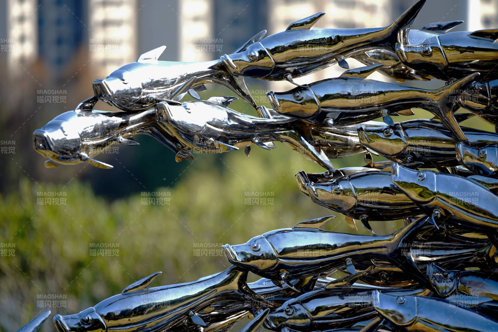 金属鱼群雕塑