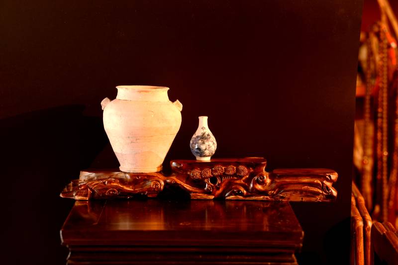 古韵陶器静置案头