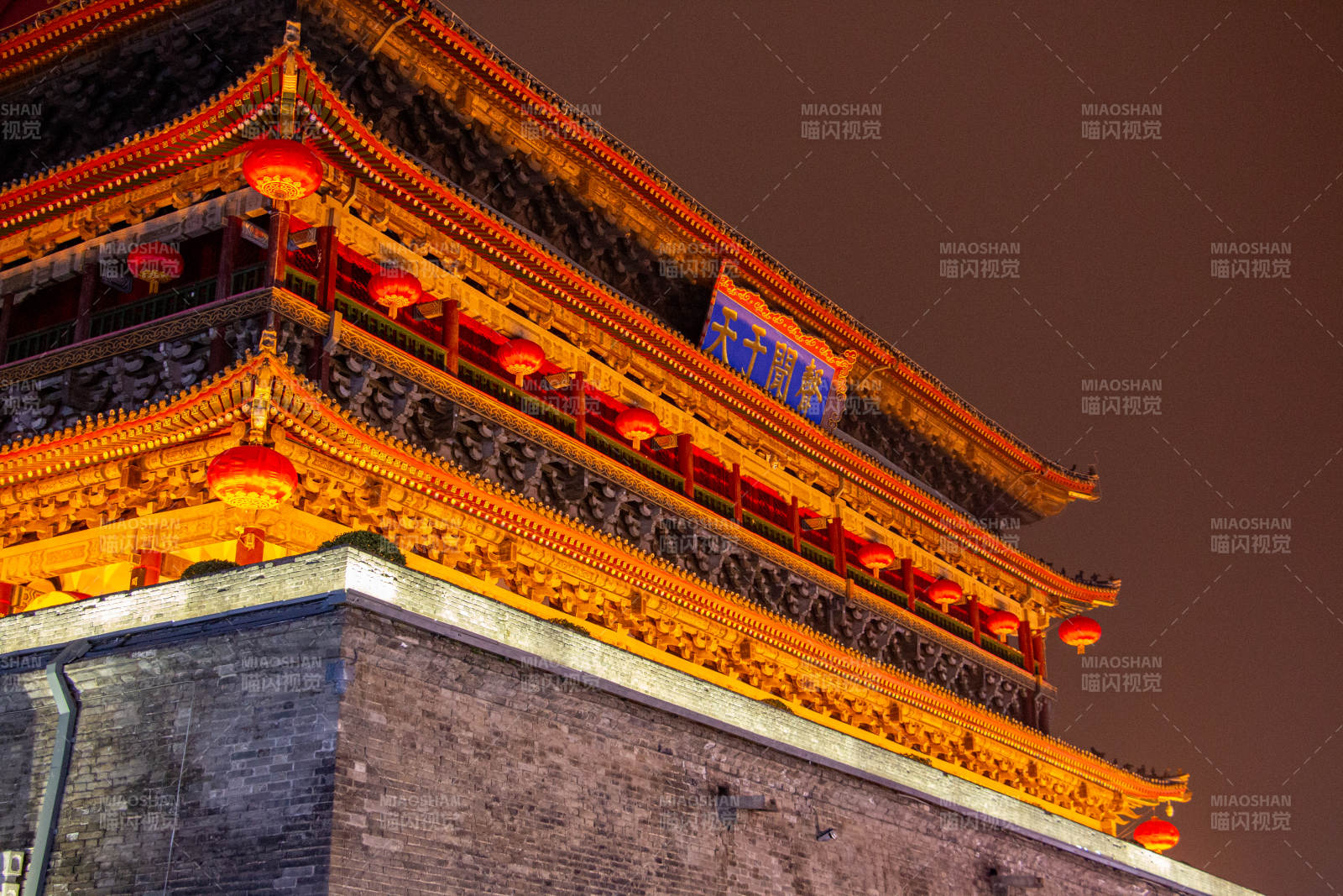 夜色中的古塔灯火