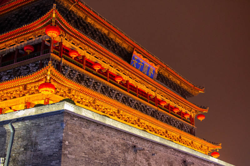 夜色中的古塔灯火