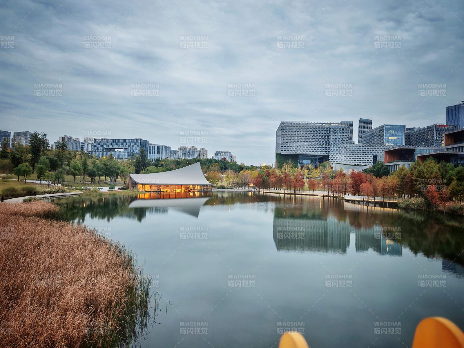 湖畔秋景映高楼