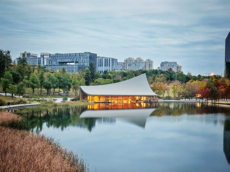 湖畔现代建筑倒影