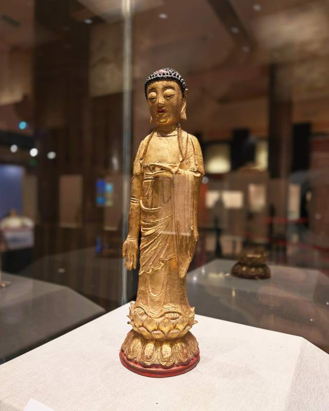 金佛立像展柜中