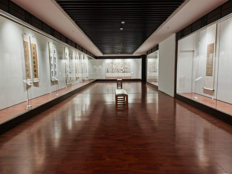 美术馆长廊静谧展卷