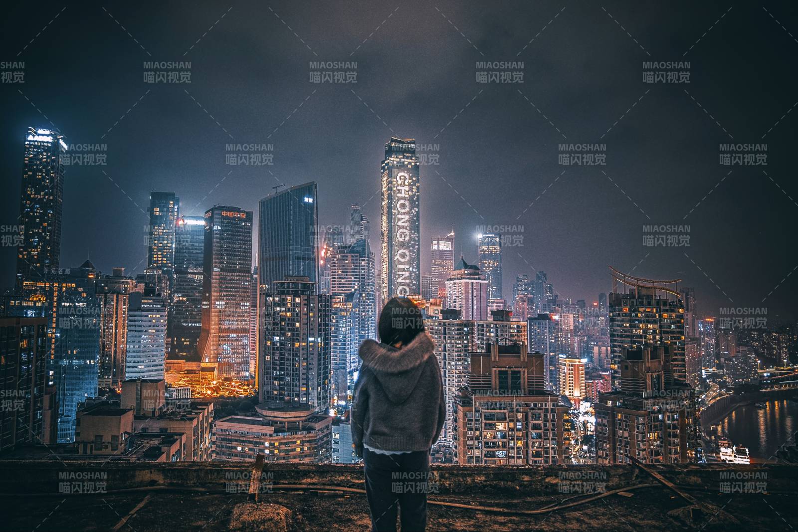 夜幕下的城市剪影