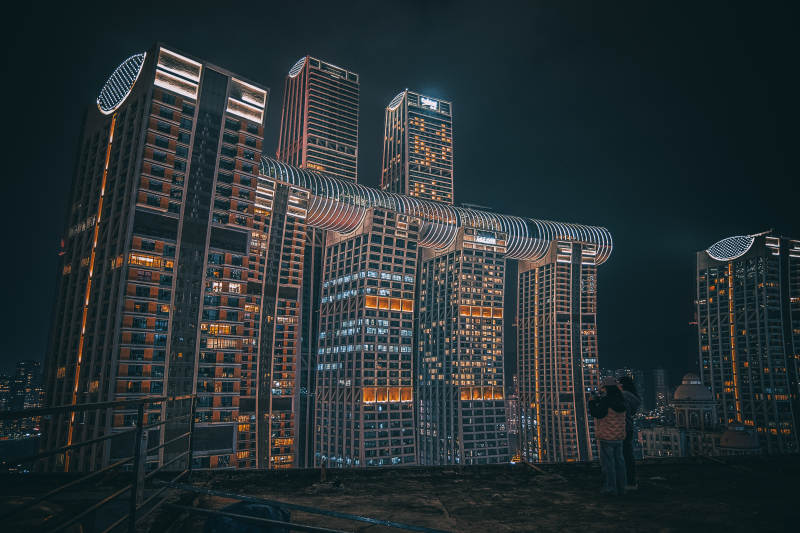 夜幕下的城市天际线