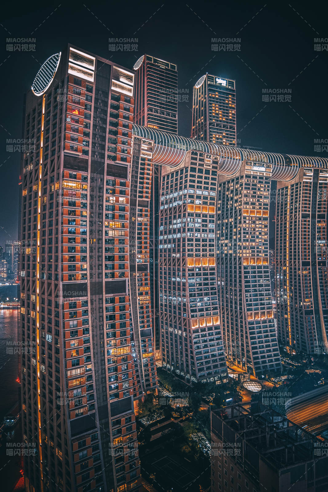 夜幕下的城市之光