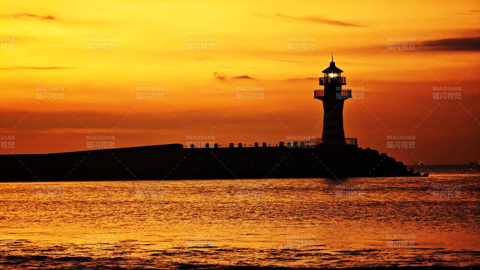 海南三亚清水湾朝霞满天中的自由灯塔剪影