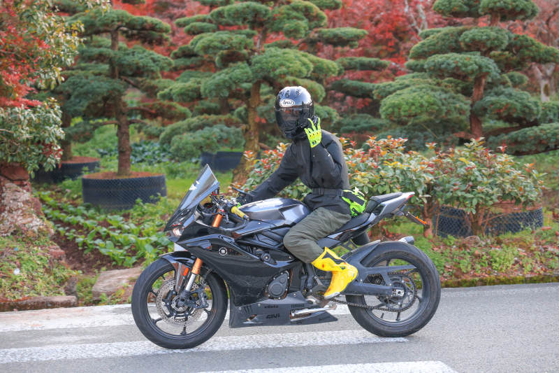 骑行者穿行于秋景中