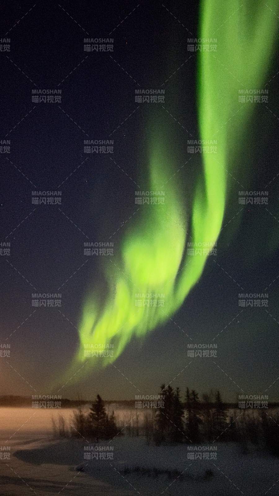 加拿大黄刀冰封河面上的极光