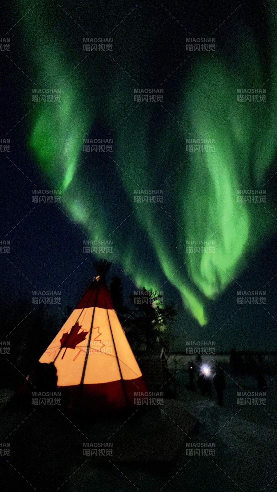 加拿大黄刀极光下的帐篷