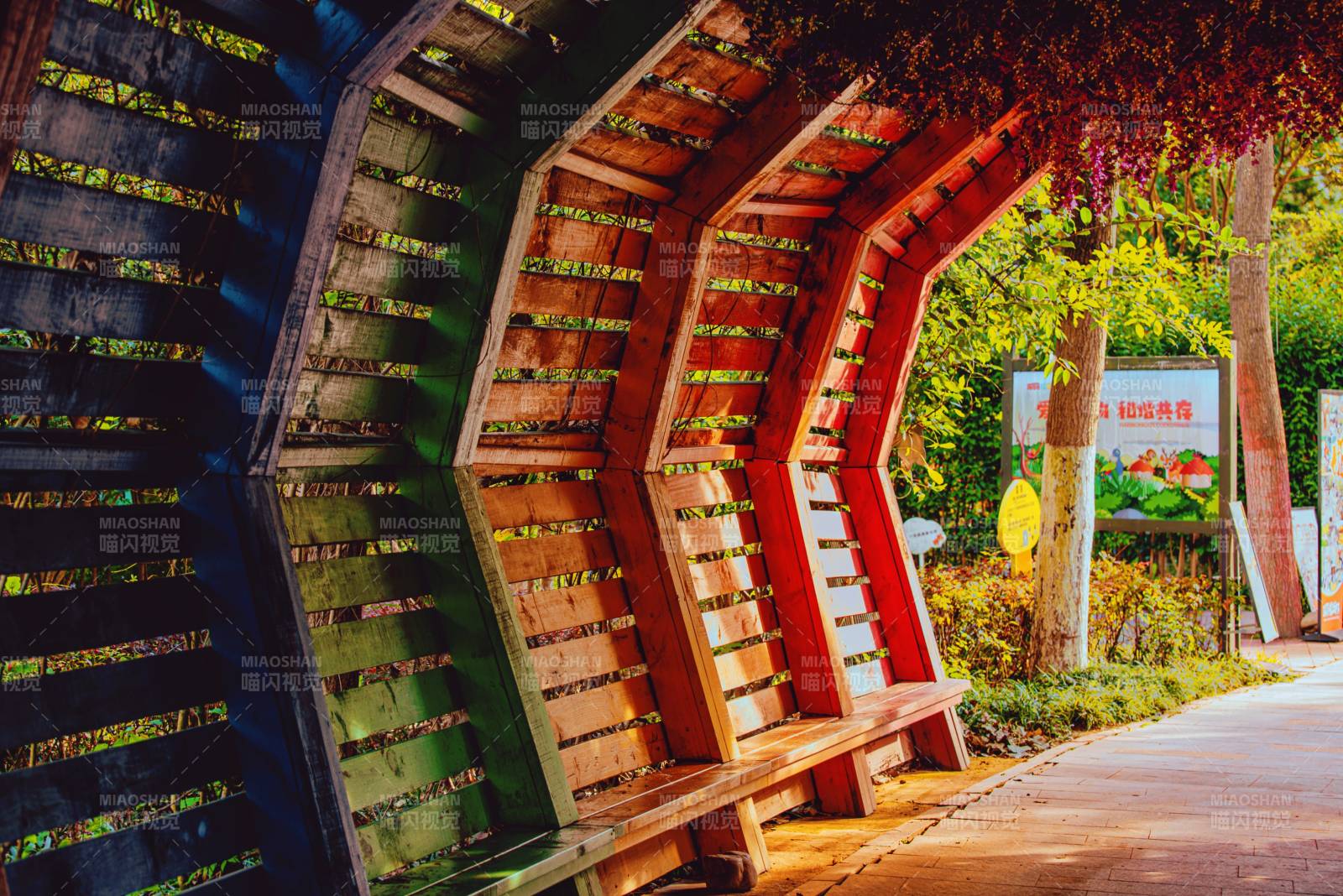 林間木亭靜謐景