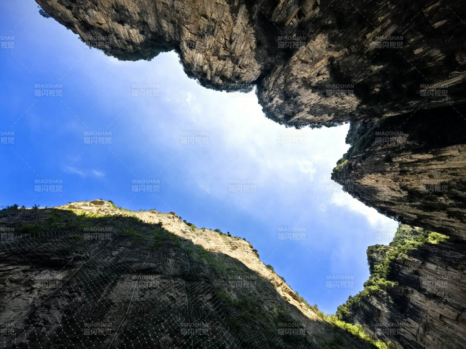 峽谷仰望藍天