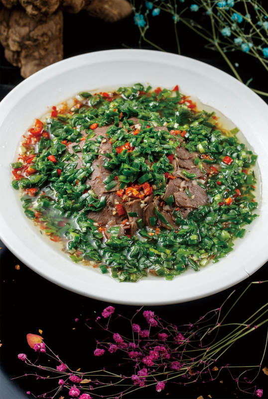 白色圆瓷盘装的葱香牛肉