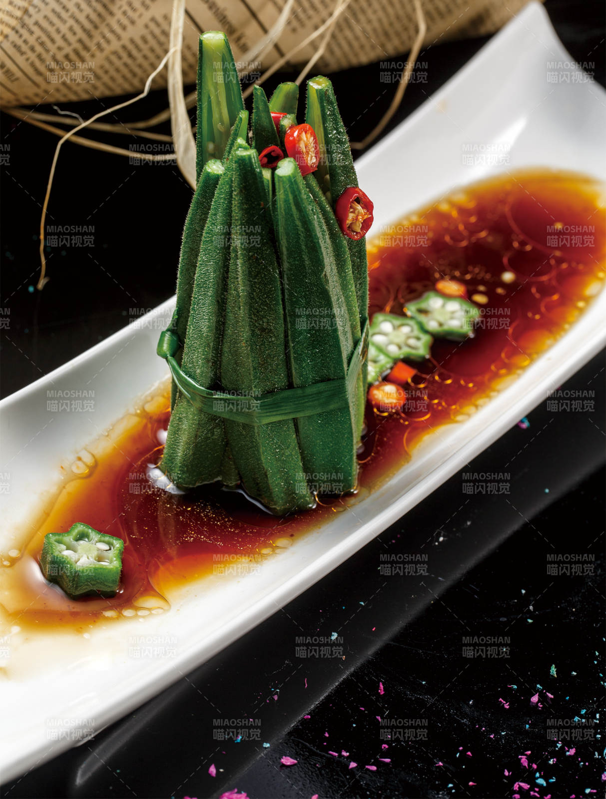 月牙白瓷盘装的浇汁秋葵图片