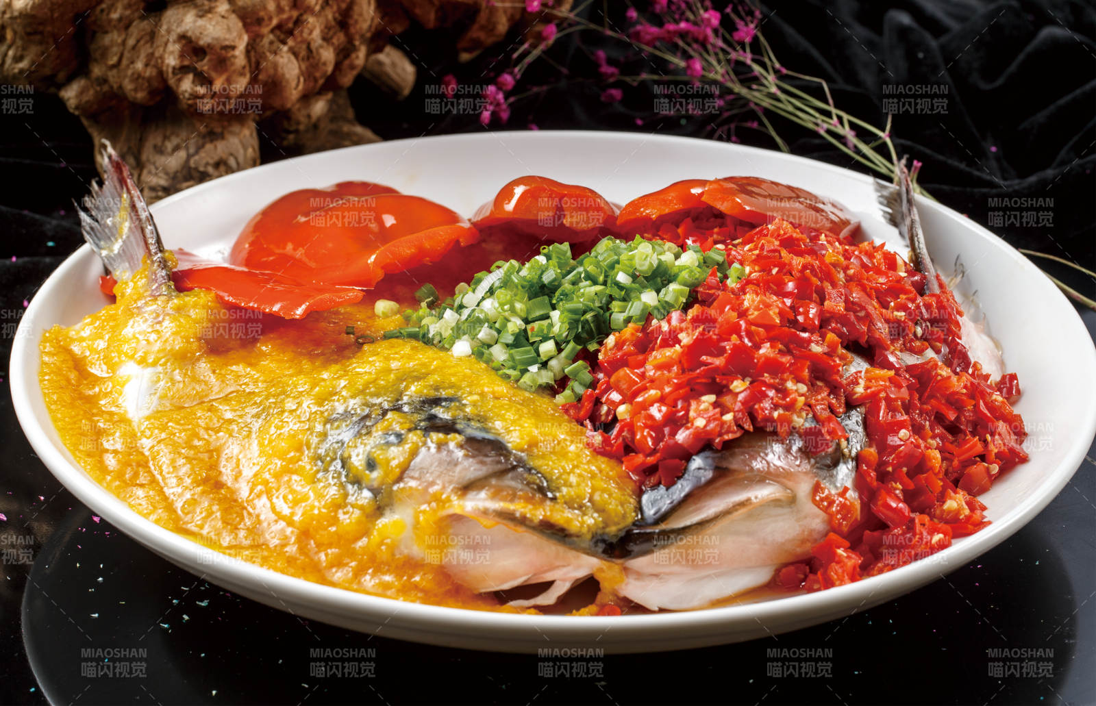 白色圆瓷盘装的双色大鱼头