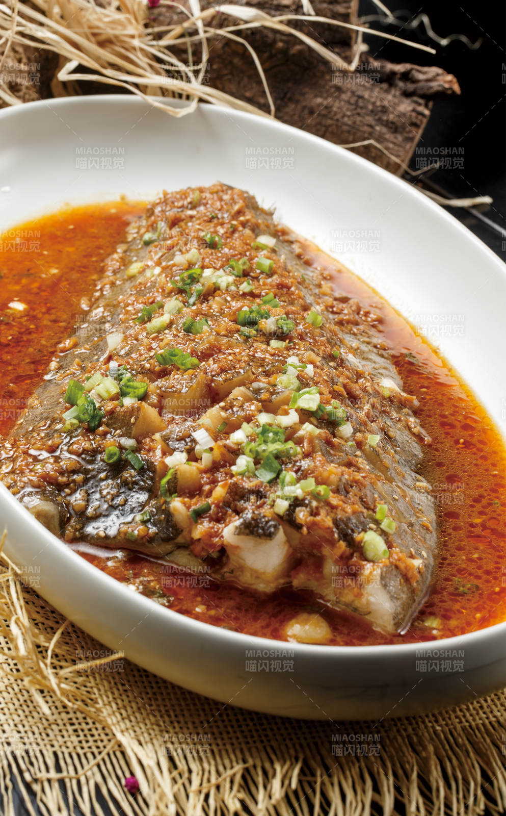 椭圆形白瓷盘装的深海鲽鱼尾图片