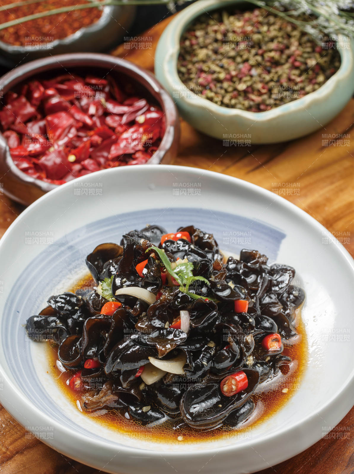 圆形青瓷盘装的爽口木耳图片