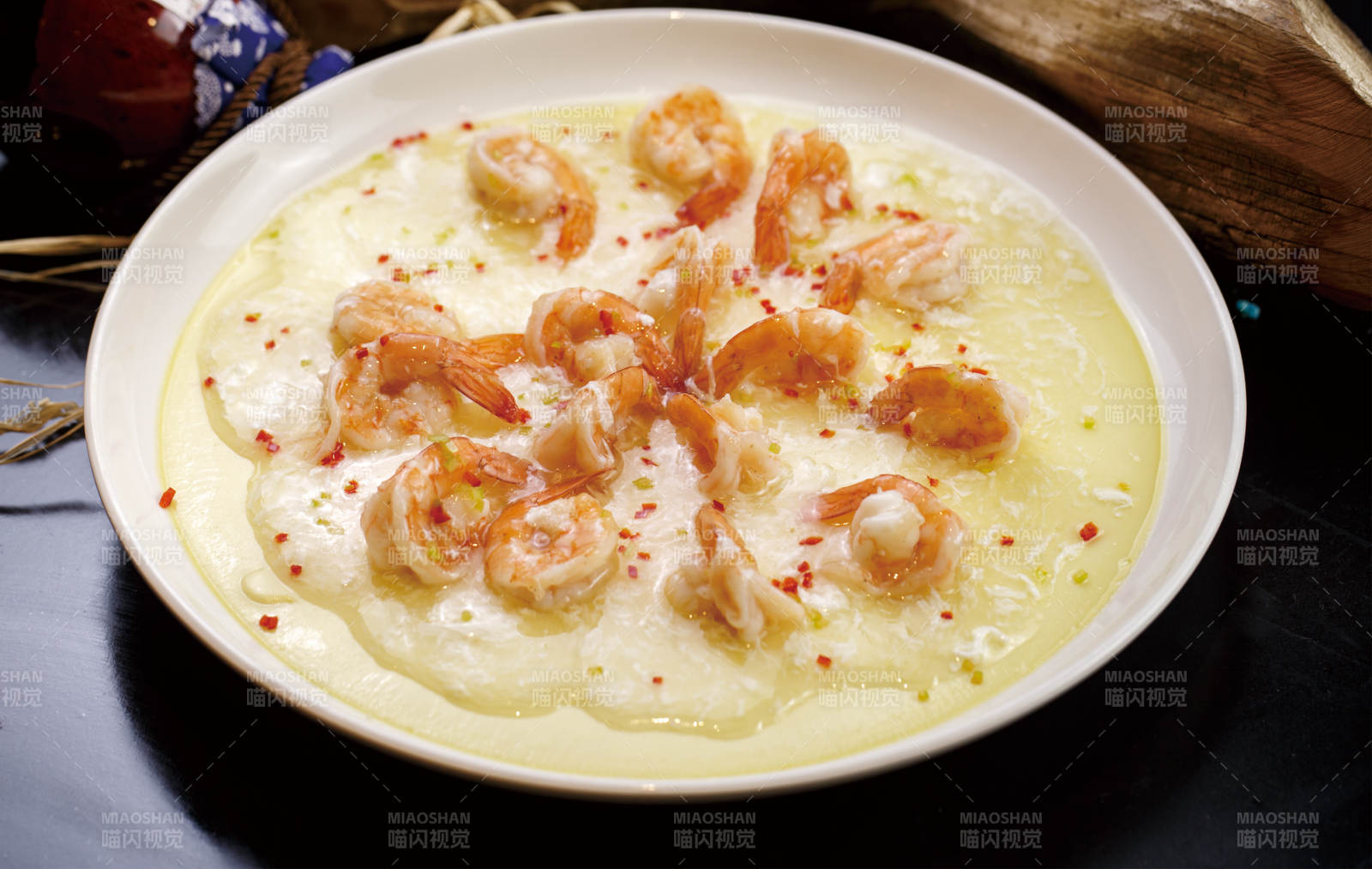 圆形白瓷盘装的芙蓉蛋蒸凤尾虾