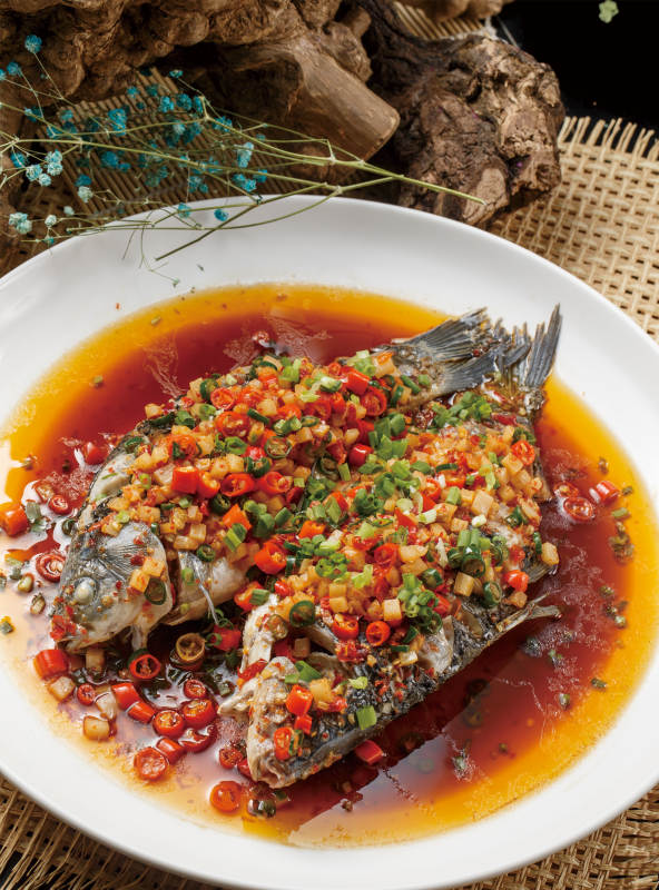 白色圆瓷盘装的双椒鲫鱼