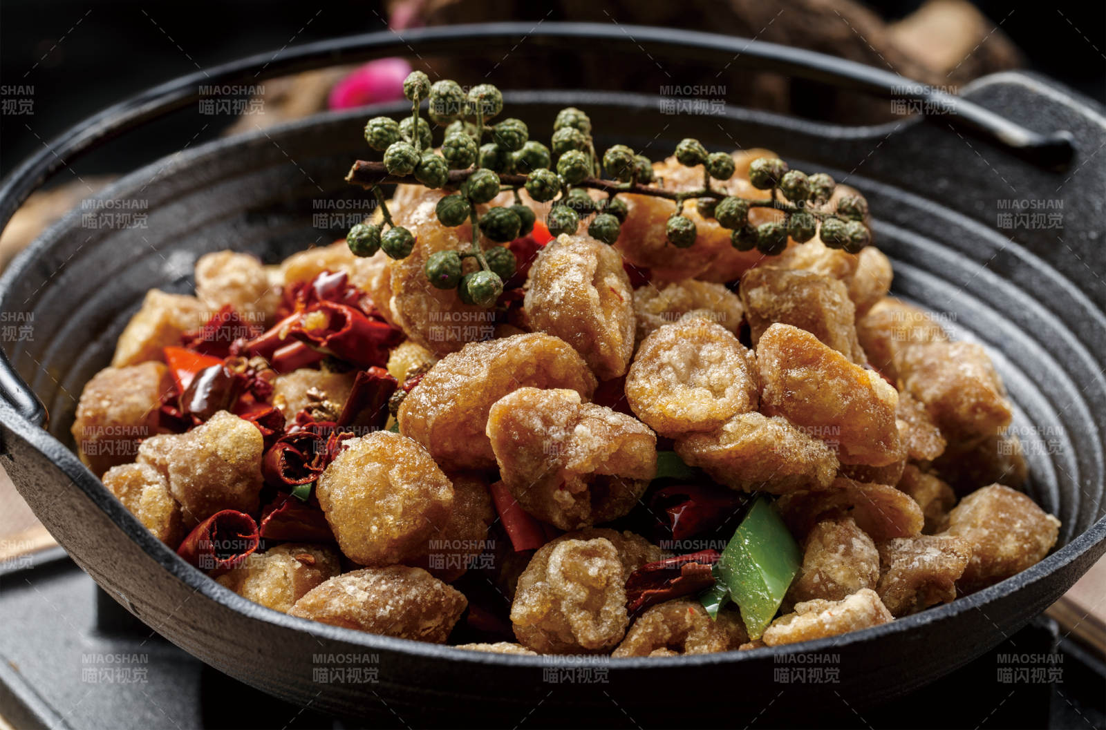 黑色铁锅装的香酥锅仔肥肠