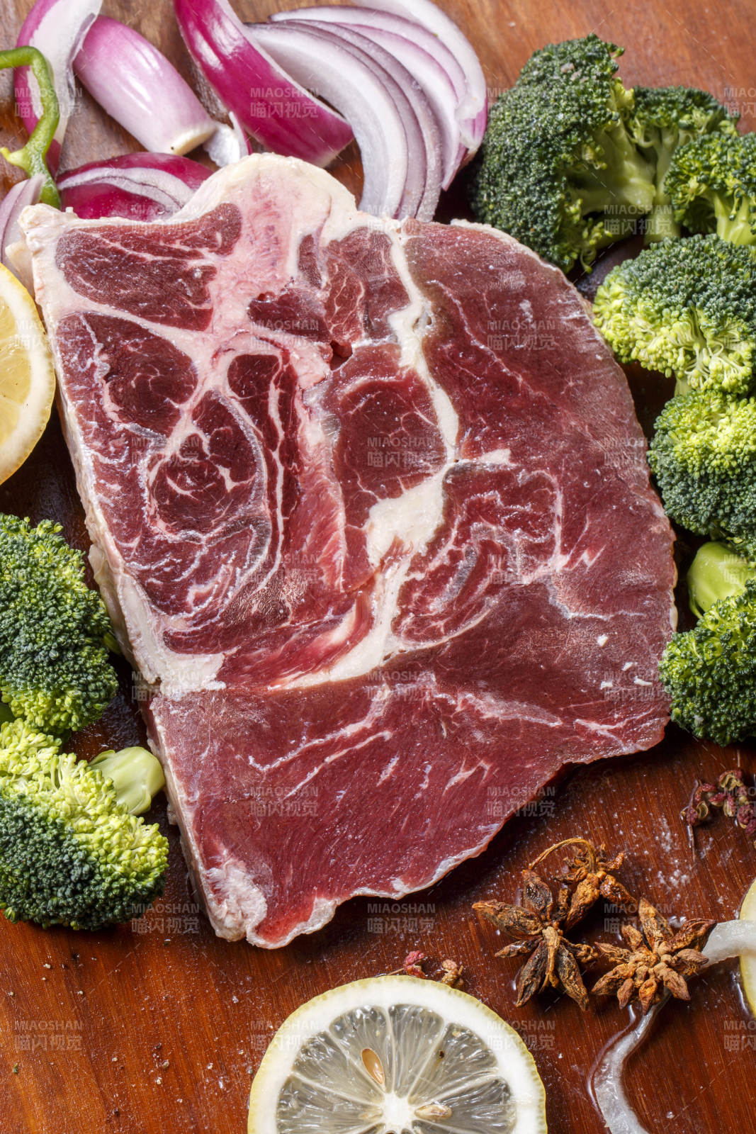 后牛腱肉摆放在木质砧板上