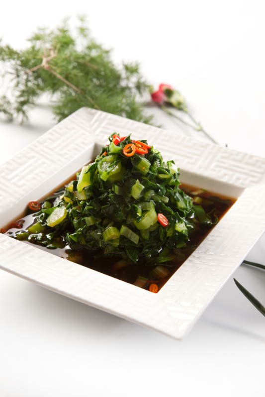 不锈钢汤锅装的火锅汤底山珍菌汤