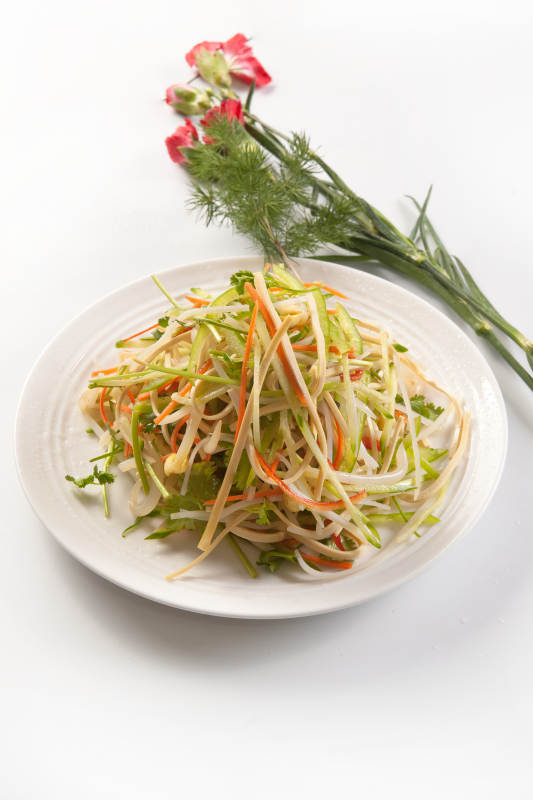 香椿苗凉拌烟熏黑豆腐丝