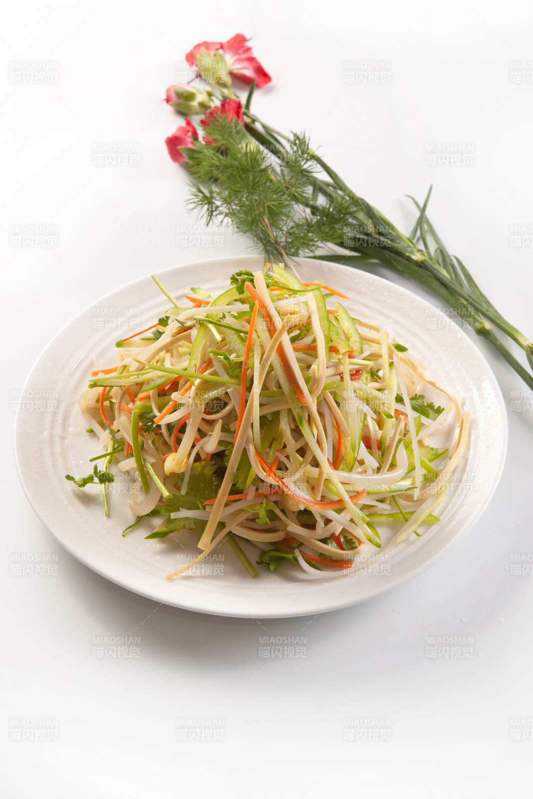 香椿苗凉拌烟熏黑豆腐丝