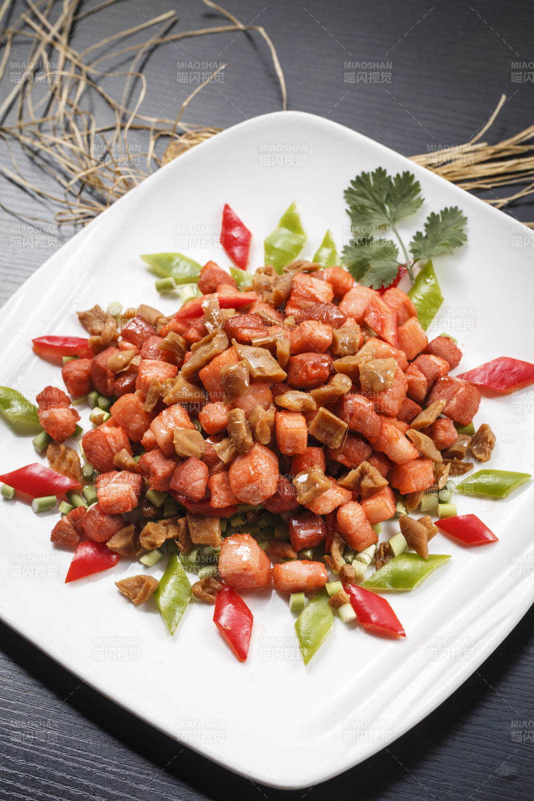 彩椒瓜条炒里脊肉丁