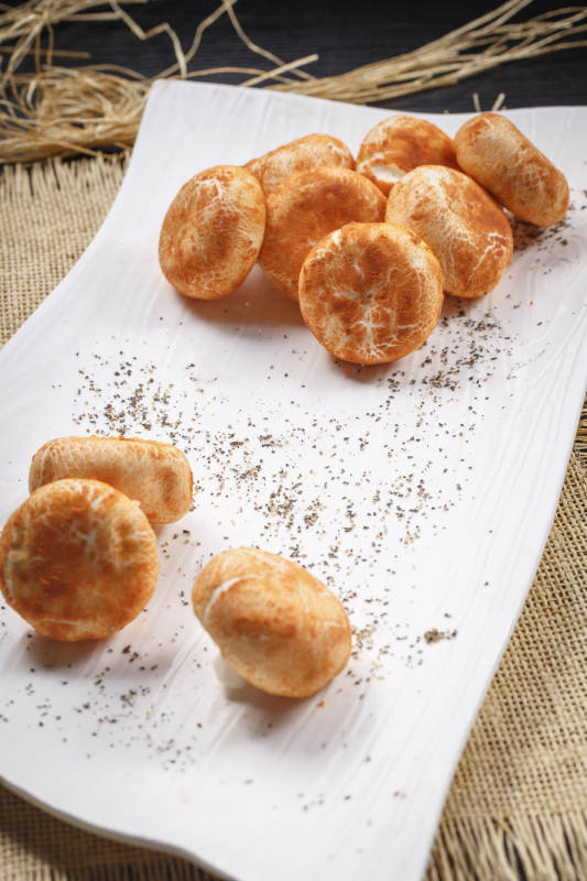 白色瓷盤裝的雜糧香菇包