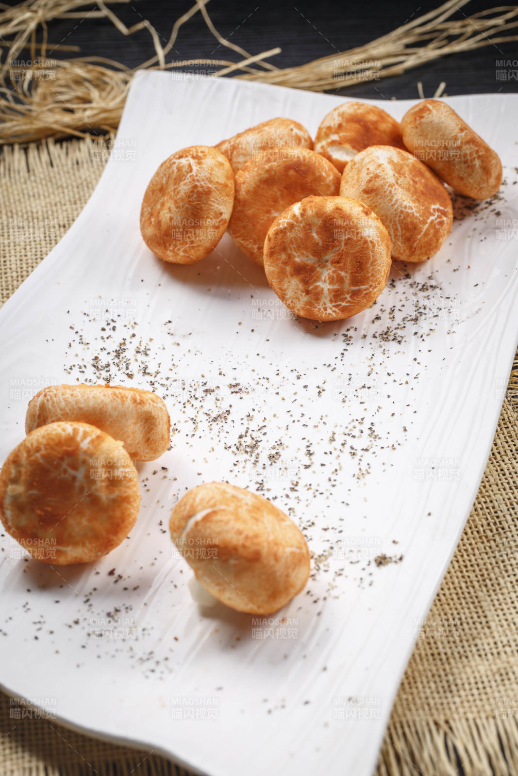 白色瓷盤裝的雜糧香菇包