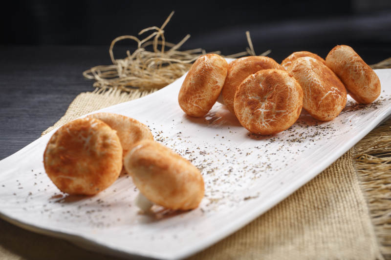 白色瓷盤裝的雜糧香菇包