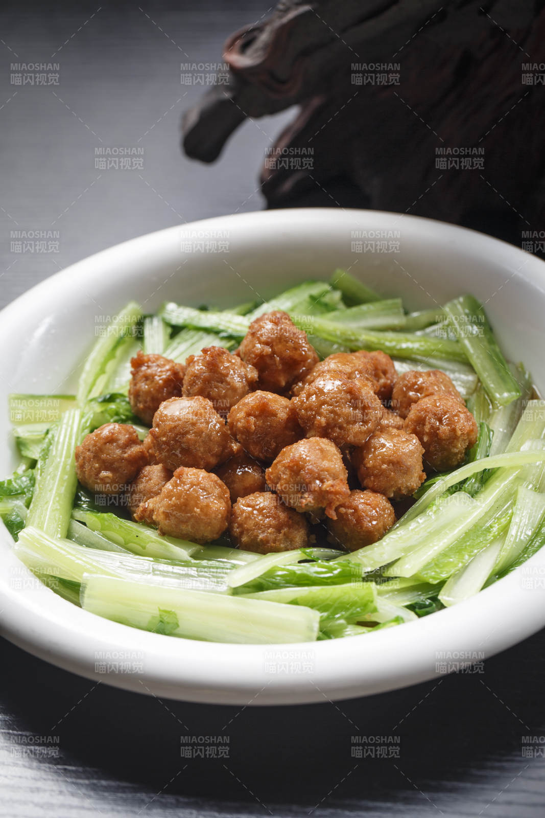 白色瓷盤裝的炸丸子