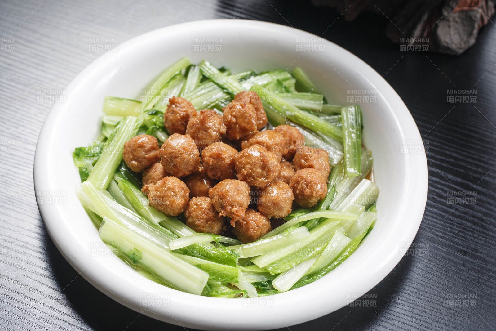 白色瓷盤(pán)裝的炸丸子