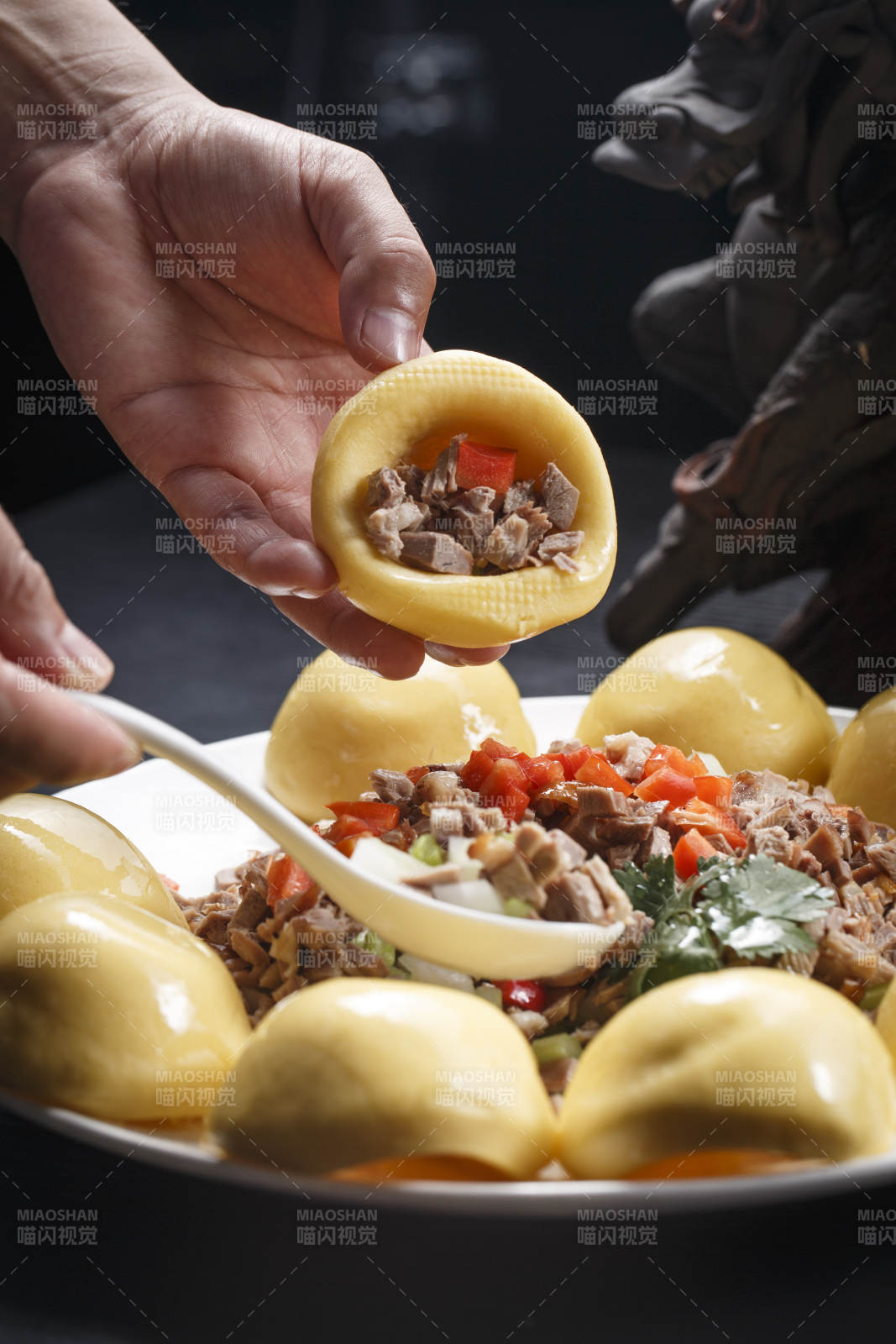 瓷盤裝的窩頭渣渣鴨